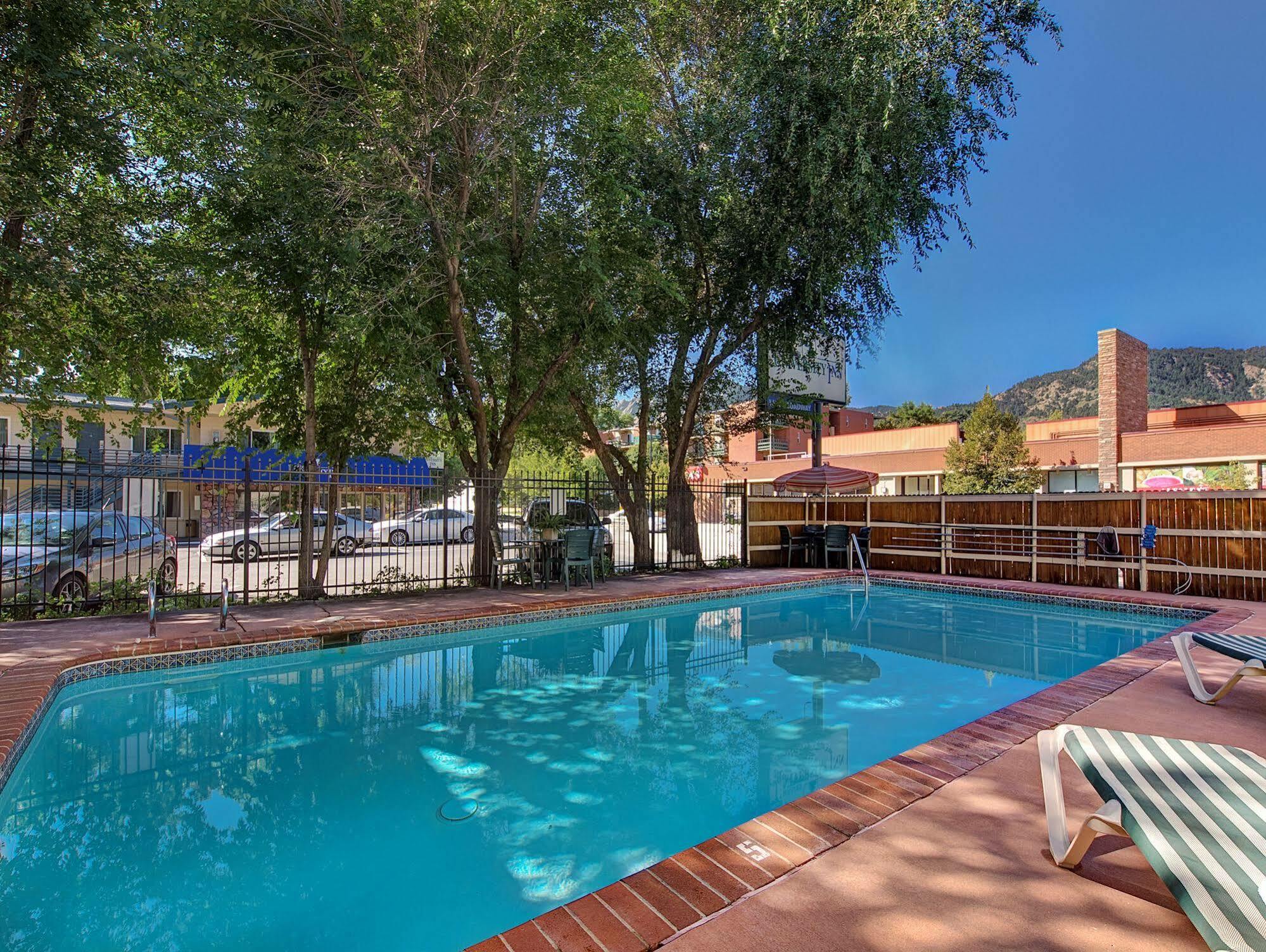 Boulder University Inn Exterior photo